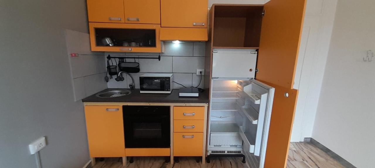 I Feel Orange Hotel Legnano Bagian luar foto